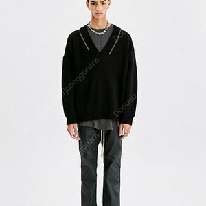 어텐션로우 브이넥니트