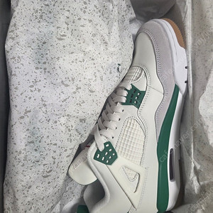 나이키 조던4 x 나이키 SB 레트로 파인 그린 270사이즈 28만