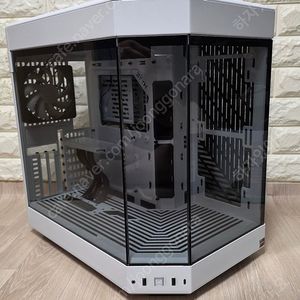 HYTE Y60 스노우 화이트