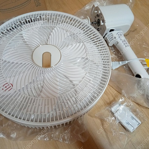 이사 정리 합니다. 새 제품 리모컨 디지털 에어 써큘레이터 택포함 24,000원.