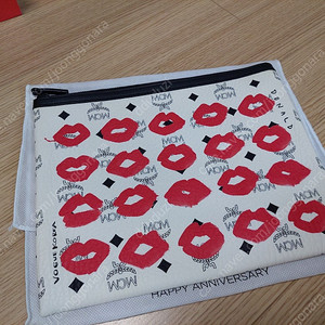 MCM x VOGUE 콜라보 레드 키스 클러치 판매합니다.