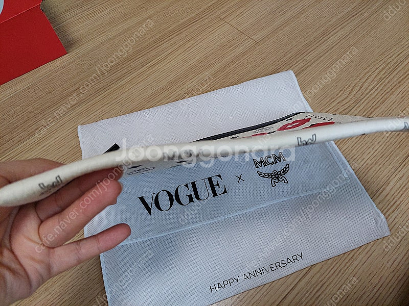 MCM x VOGUE 콜라보 레드 키스 클러치 판매합니...--2