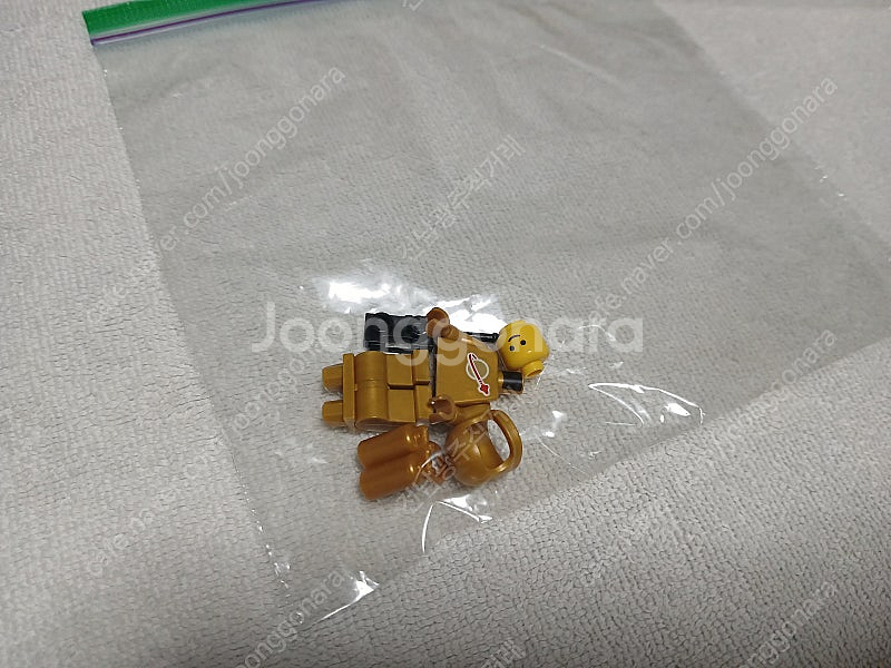 레고 21358 우주인(금색,청록) 피규어 저렴하게 팝니다 개당 1만6천원--0