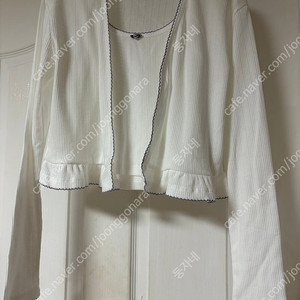 T/T Flow corsage cardigan set-up (white) 타낫 새상품 팝니다