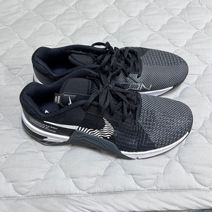 나이키 매트콘 8 265 팝니다