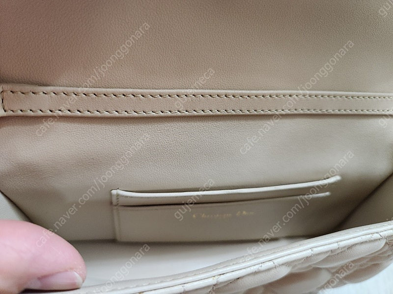 디올 레이디 폰 파우치 카라멜 베이지 까나쥬 램스킨 판매 합니다.--3