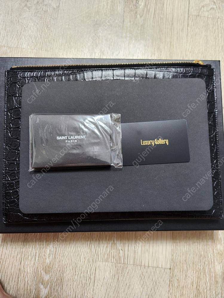 생로랑 YSL 금장 태블릿 케이스 악어가죽 블랙 클러치백 판매 합니다.--1