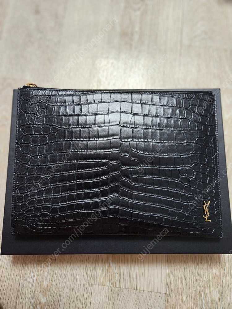 생로랑 YSL 금장 태블릿 케이스 악어가죽 블랙 클러치백 판매 합니다.--3