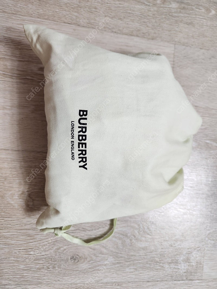 버버리 아이콘 스트라이프 에코닐 드로우코드 파우치 아카이브백 베이지 판매 합니다.--1