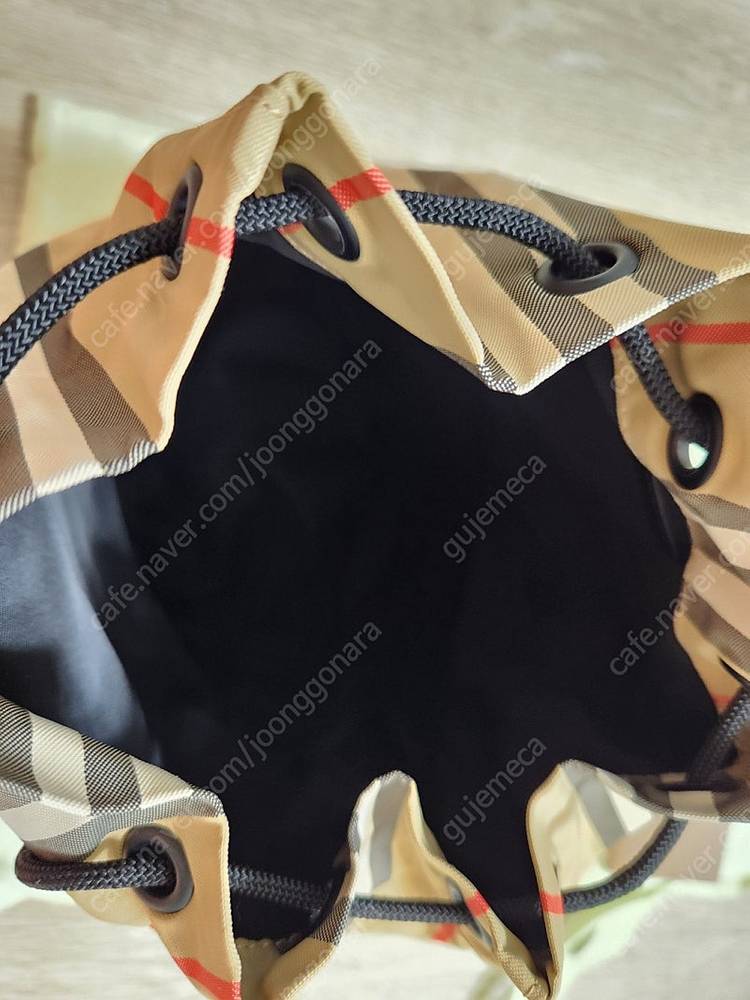 버버리 아이콘 스트라이프 에코닐 드로우코드 파우치 아카이브백 베이지 판매 합니다.--2