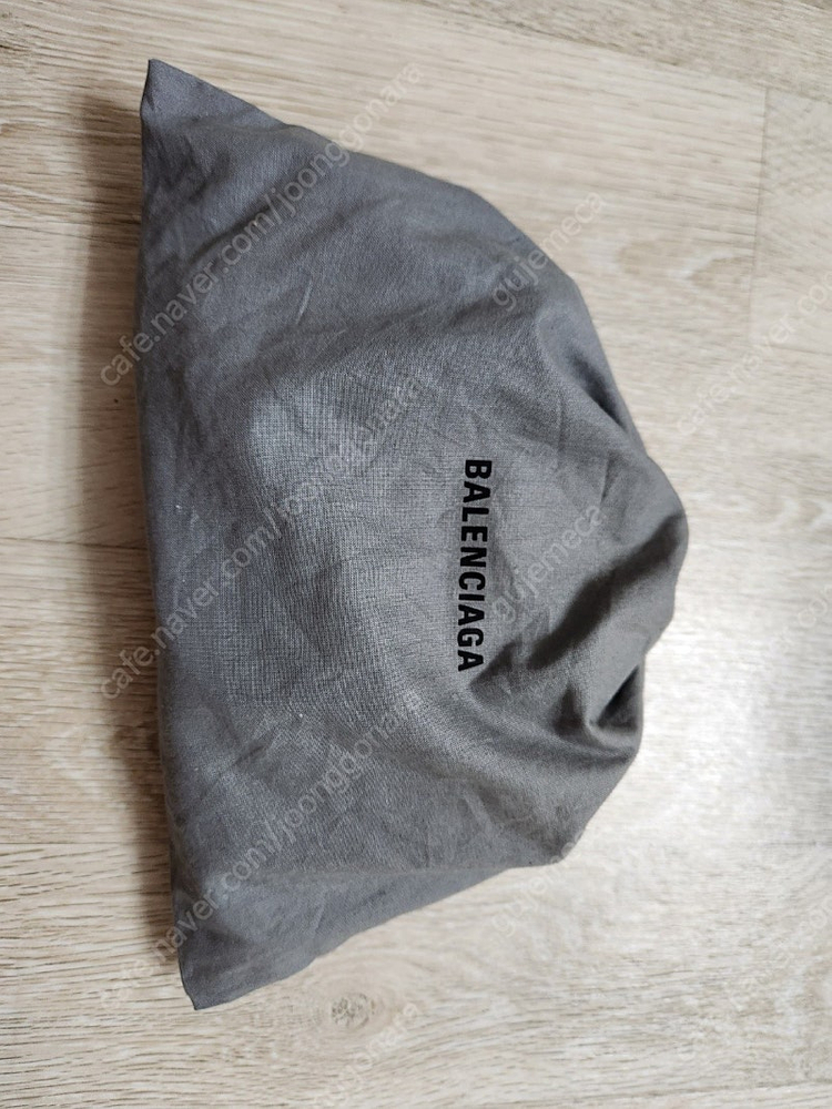 발렌시아가 심슨 한정판 여성 크로스백 블랙 판매합니다.--1