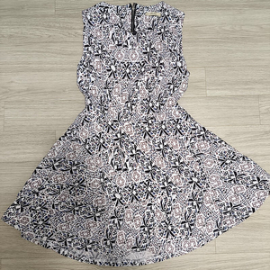 반에이크 허리트임 민소매 원피스