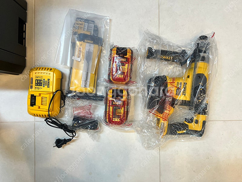 디월트 해머드릴(DCH417X2) 새상품 판매합니다.--2