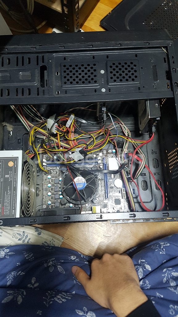 고장난 본체 팝니다 (부품용)--1
