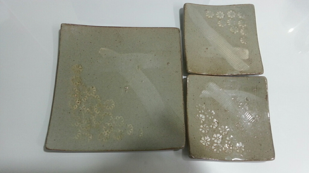 흙으로 빚은 사각접시세트  이미지