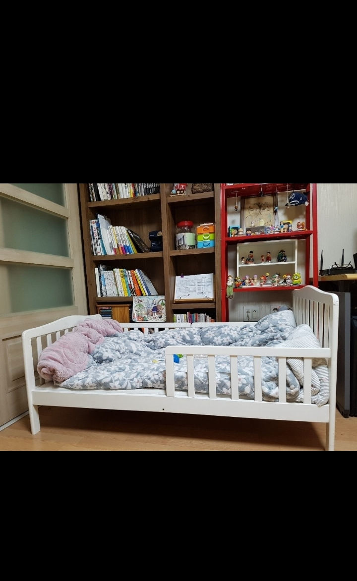 아기 침대 이미지