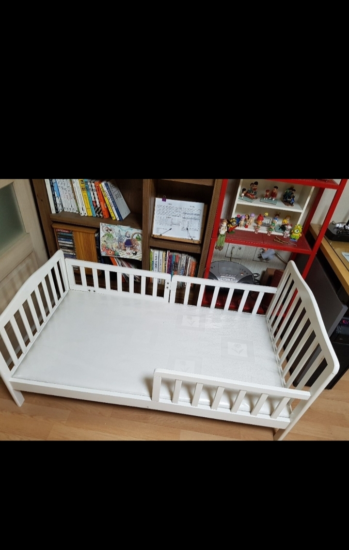 아기 침대 이미지