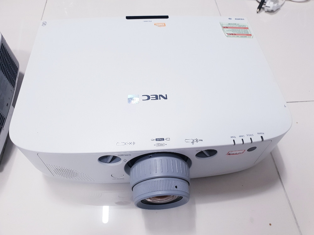 NEC PA500X중고프로젝터 5천안시/교회,강당,회의 이미지