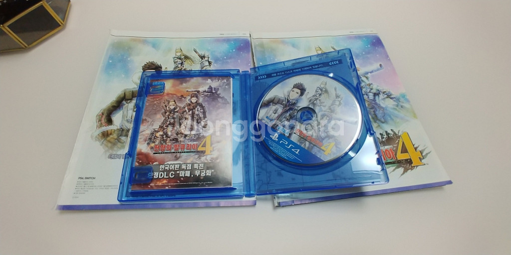 [PS4] 전장의 발큐리아4와 완벽공략집 팝니다

--1