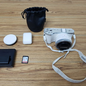 삼성 미러리스 카메라 NX300M 팝니다.