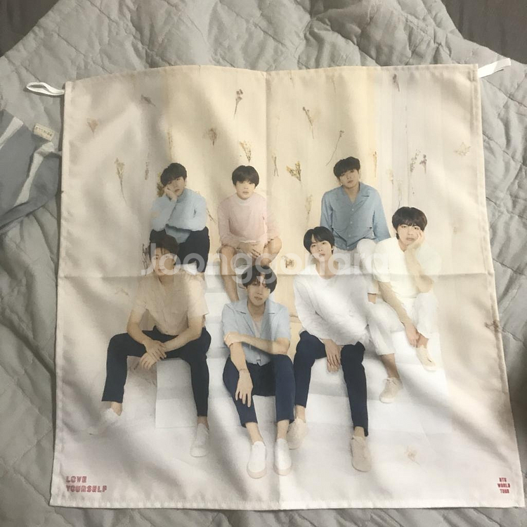 방탄소년단 럽셀콘 굿즈 양도 (태형 프포 페브릭 포스터--1