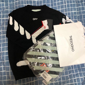 오프 화이트 맨투맨