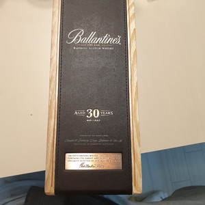발렌타인30년산 공병과 박스 팝니다.