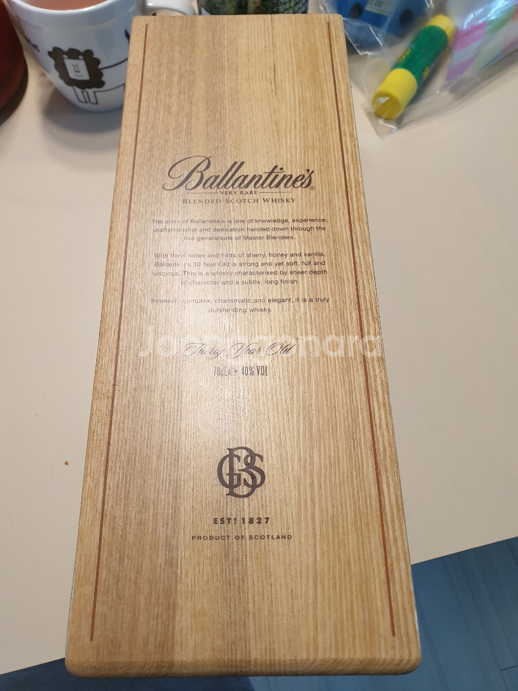 발렌타인30년산 공병과 박스 팝니다.--2