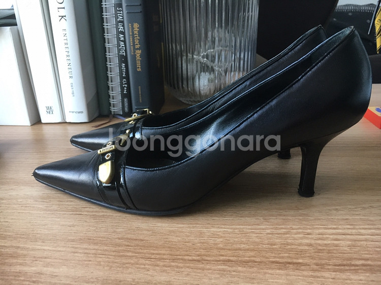 [상태좋음]정품a.testoni미들굽 금장펌프스245--3