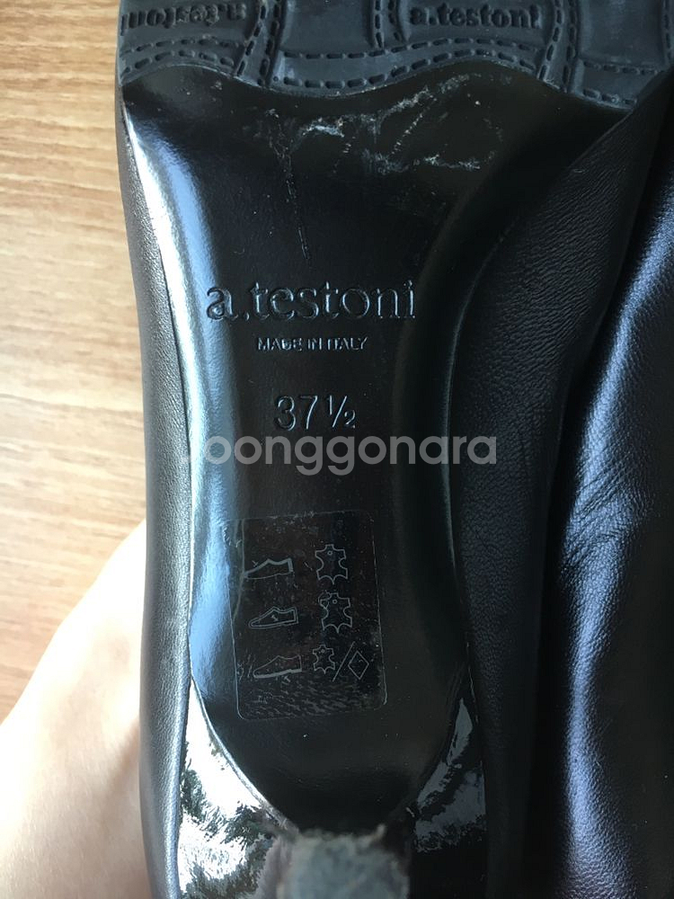 [상태좋음]정품a.testoni미들굽 금장펌프스245--5