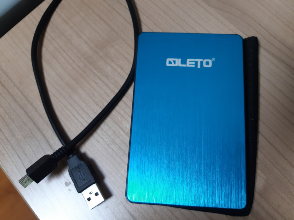 레토 외장하드 1TB 팝니다. 택포함--0