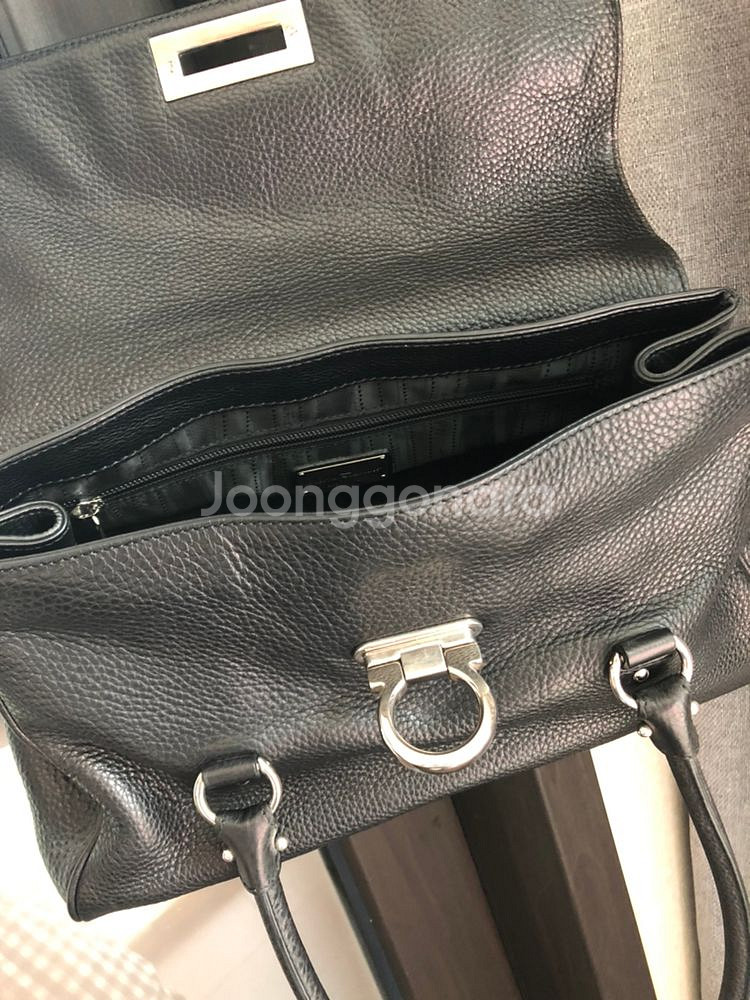 정품 페라가모 토트백 블랙컬러 가격내림--3