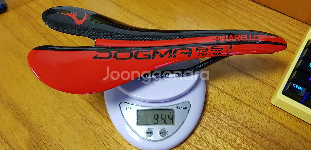 피날렐로 풀 카본 안장--1