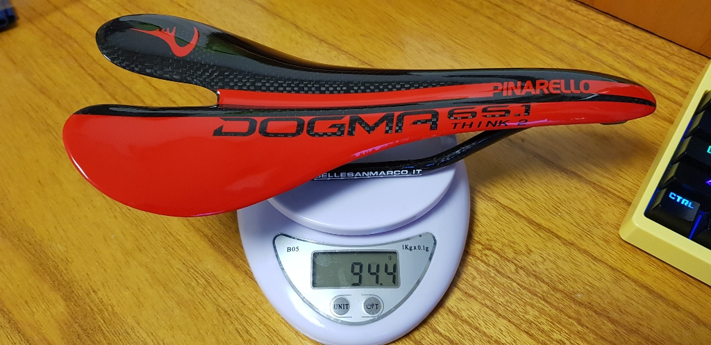 피날렐로 풀 카본 안장--1