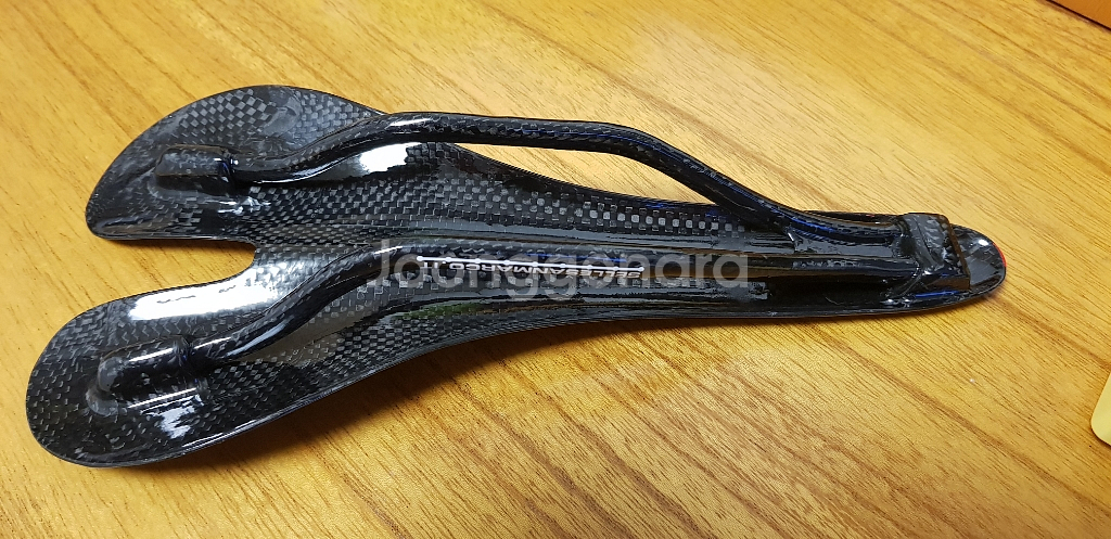 피날렐로 풀 카본 안장--2