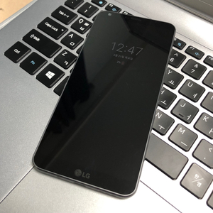 lg g6 64 블랙 팔아요 (뒷판 스크래치 있음ㅜ)