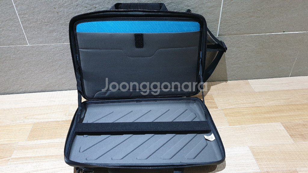 툴레 15인치 노트북가방 TMPA-115 팝니다--2