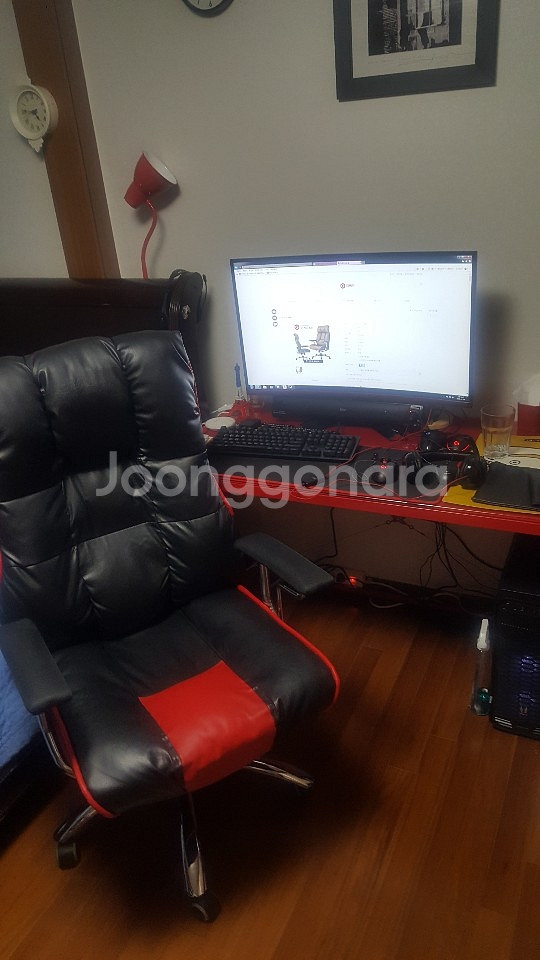 지케이 레드컬러색상 의자 판매합니다--0