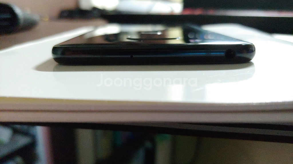 S급 V30 급처합니다. 케이스랑 배터리 충전기 포함--5