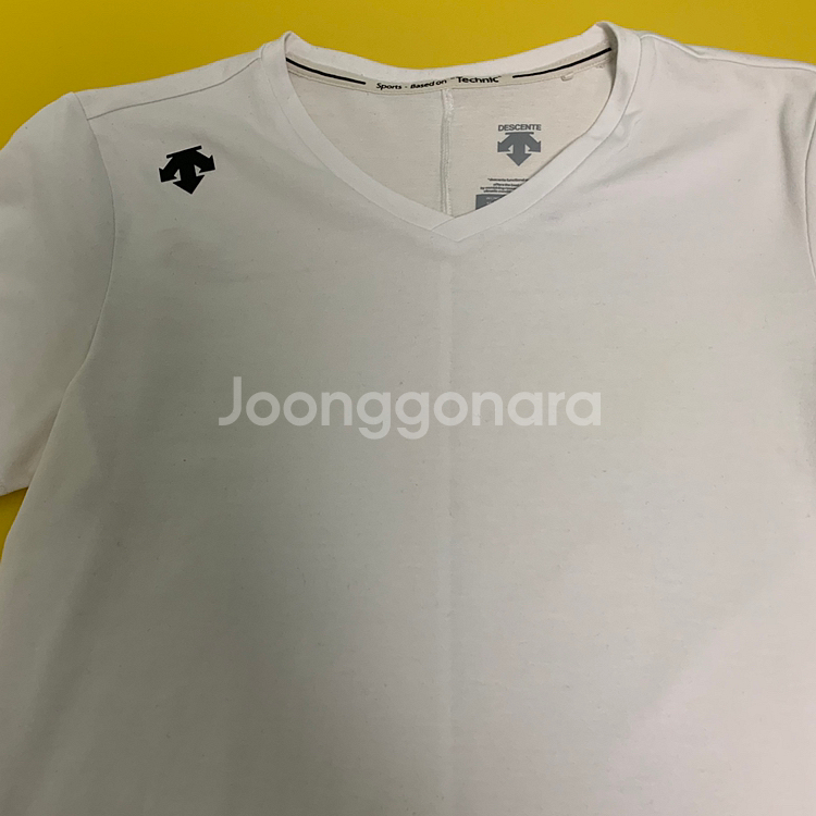 데상트 브이넥 티셔츠--1