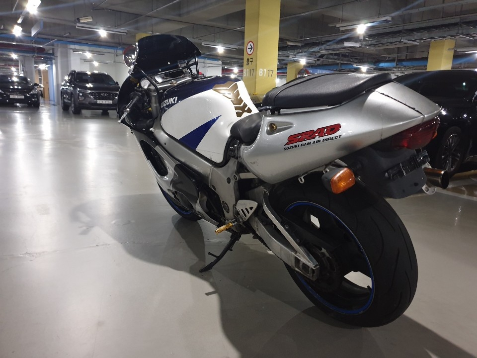 gsx r750--3