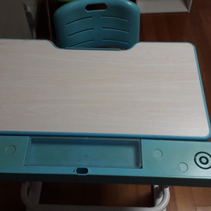 아동 및 초등학생용 책상(기울기, 높낮이기능)