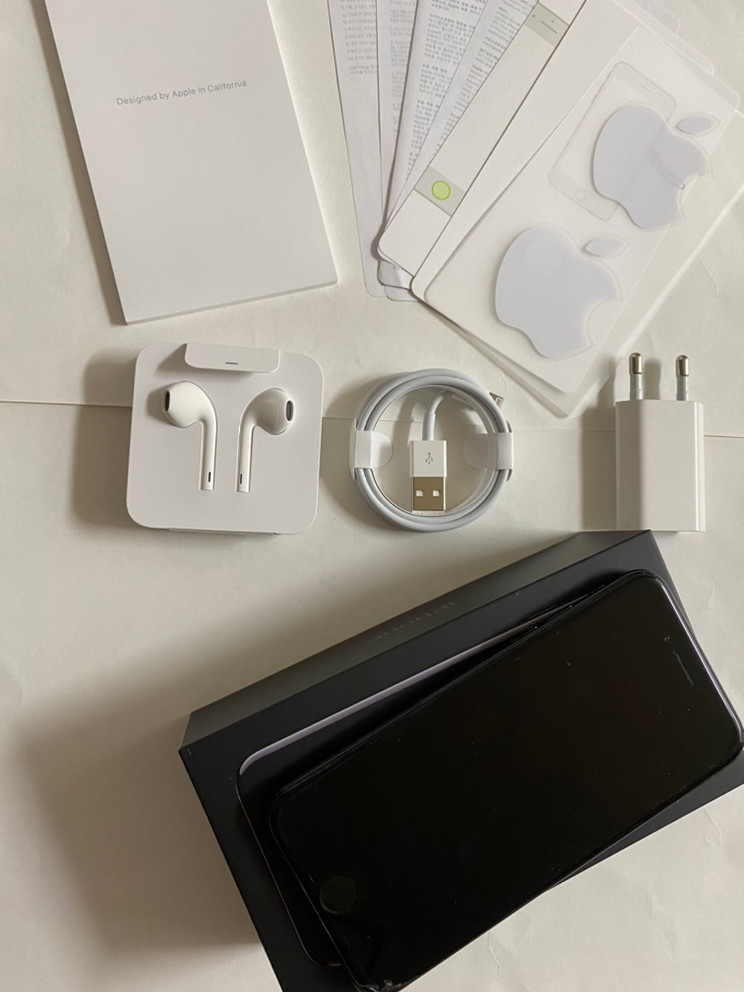 아이폰7 젯블랙 128GB 박스풀 팝니다--0