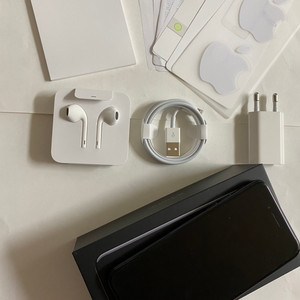 아이폰7 젯블랙 128GB 박스풀 팝니다