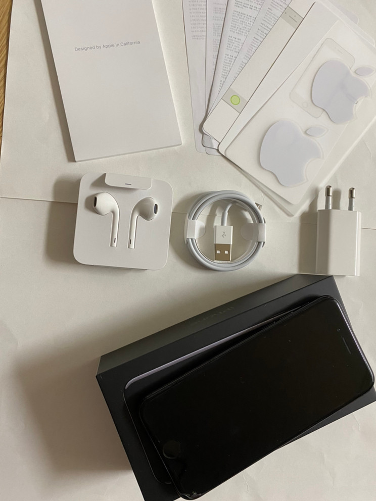 아이폰7 젯블랙 128GB 박스풀 팝니다--1