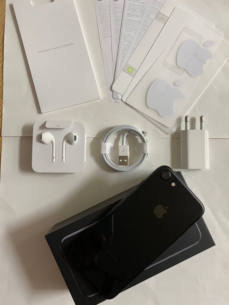 아이폰7 젯블랙 128GB 박스풀 팝니다--2