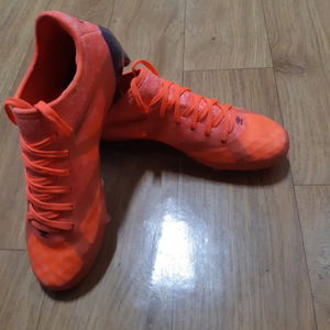 엄프로축구화 벨로시타3