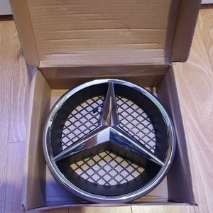 벤츠 C200 W204 그릴 엠블럼 입니다.