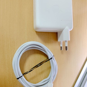 애플 61W USB-C 전원 어댑터