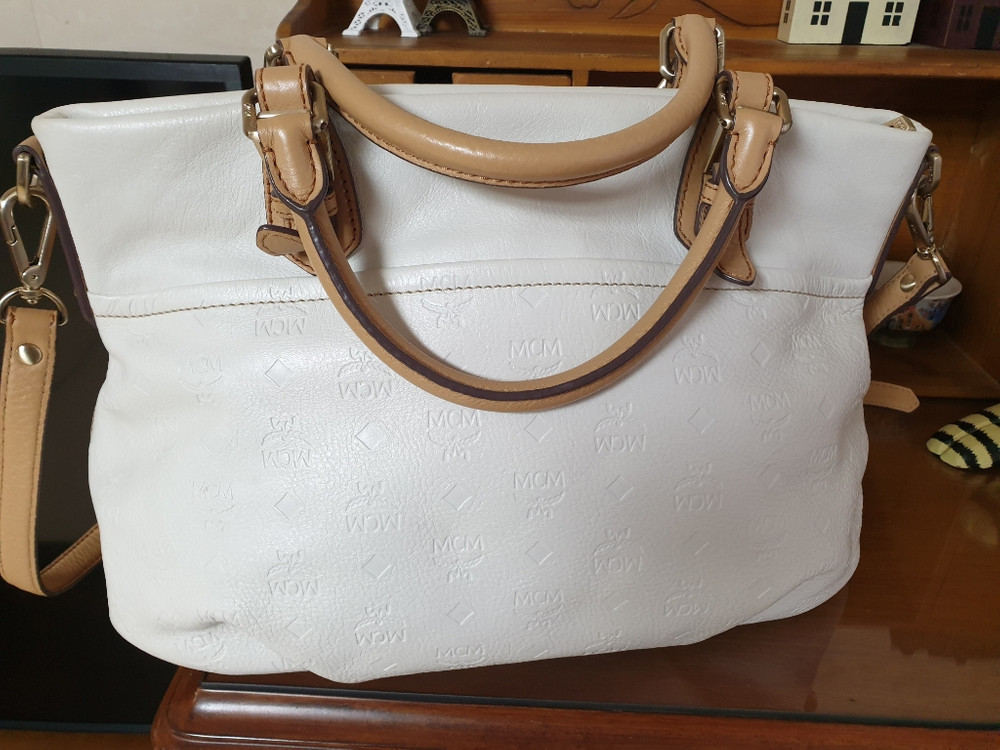 정품 mcm 한정판 화이트 숄더백--2